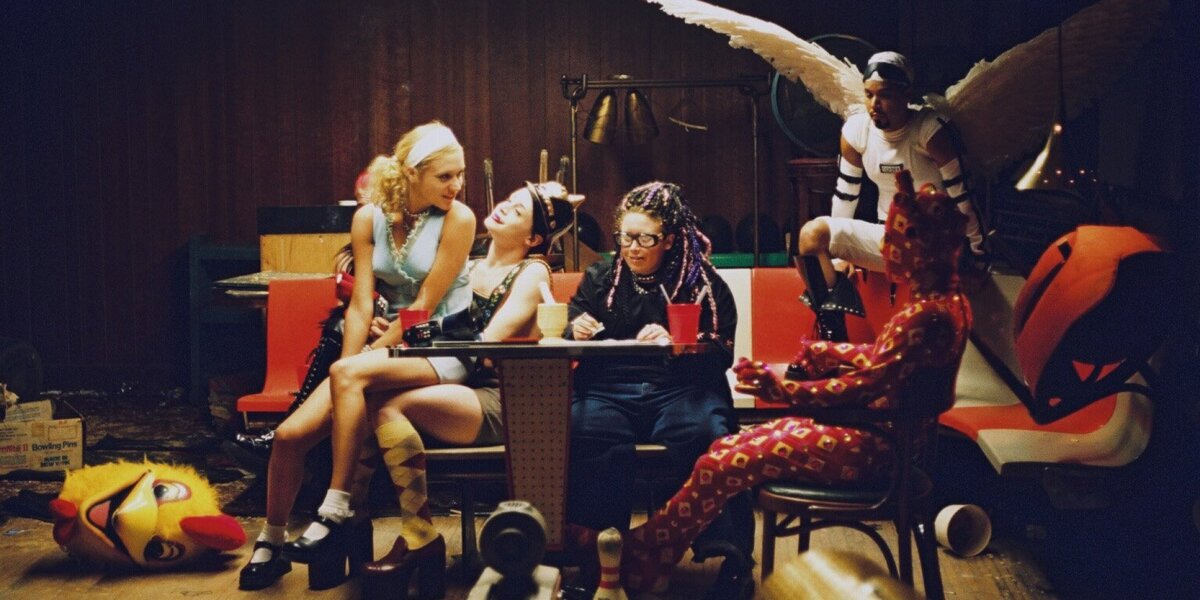 Клубную манию. Клубная мания калкин. Клубная мания кадры. Клубную манию. Калкин пати монстр.