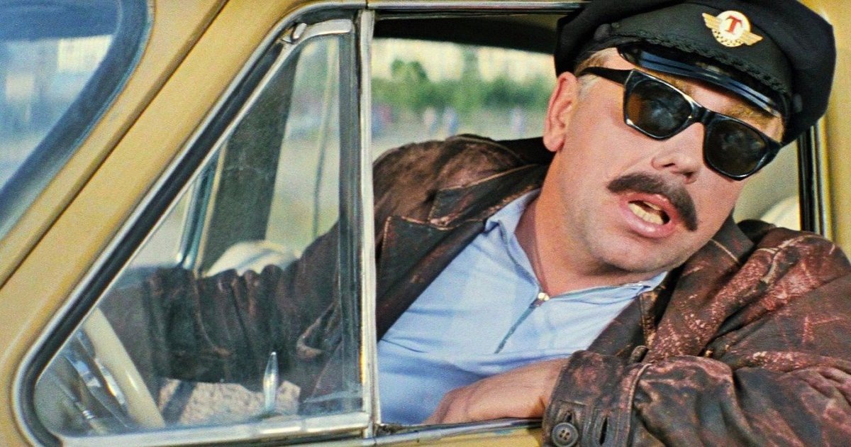 Здравствуйте Дорогие Читатели! Сегодня мне хотелось бы поговорить с вами о таксистах, этих бесстрашных рыцарях дороги. Все адекватные люди обычно ценят и уважают профессию "таксист". Эти мужественные люди доставят вас в любую точку, в любое время дня и ночи, помогут с неподъемным багажом, дадут бесплатный совет. Но в каждой бочке меда есть своя ложка дегтя. Вот о такой ложке дегтя я вам прямо сейчас и поведаю. В один прекрасный летний день мне с утра перевели аванс на карточку. Так как мне необходимо было вернуть небольшой долг в одном заведении и нужно было там оказаться побыстрее, дабы застать нужного человека. И я взял такси. Обратившись к таксисту я попросил отвезти меня к банкомату, где и снял свой аванс на глазах у водителя. Для надежности я убрал наличность в карман своего рюкзака и тщательно застегнул молнию  на кармане. Далее мы подъехали к бильярдной, где я вышел из машины, оставив рюкзак на заднем сидении. Поднявшись наверх и вернув долг я возвратился к машине, угостил водителя банкой "пепси" и назвал конечную цель нашей поездки. Доехав до места я расплатился с таксистом, поблагодарил его и отправился домой. По дороге я решил зайти в магазин за хлебом. Заглянув в карман на рюкзаке я обнаружил, что деньги исчезли. Таким образом пока я был в бильярдной этот черт вытащил и украл деньги из моего рюкзака. Господа, я был просто в шоке! С тех пор я стал гораздо осторожнее, чего и вам желаю. С нетерпением жду ваших комментариев! 