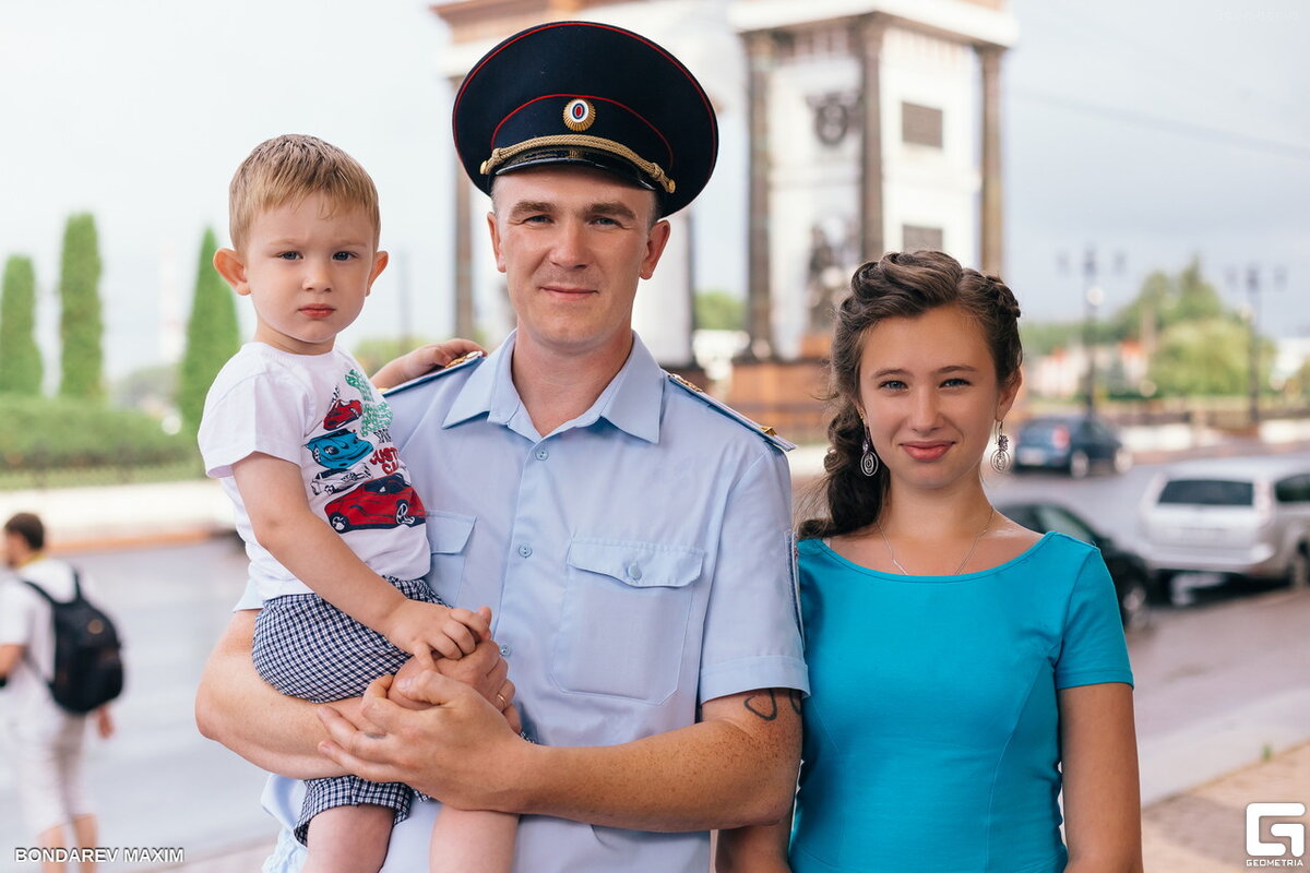 Быть женой полицейского. Жена полицейского. Семья полицейских. Фотосессия семьи полиции. Семья сотрудника полиции.