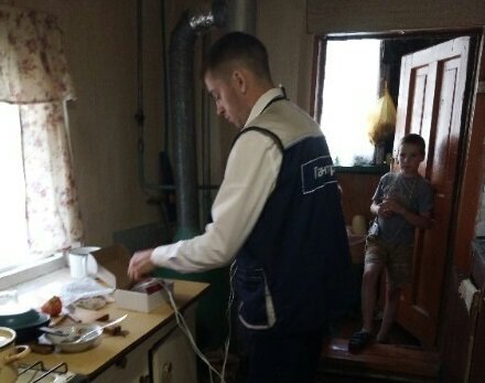 Униформа и надпись "Газ Контроль" легко вводит в заблуждение домочадцев...