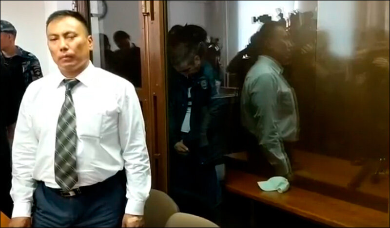 Кадр видеозаписи суда