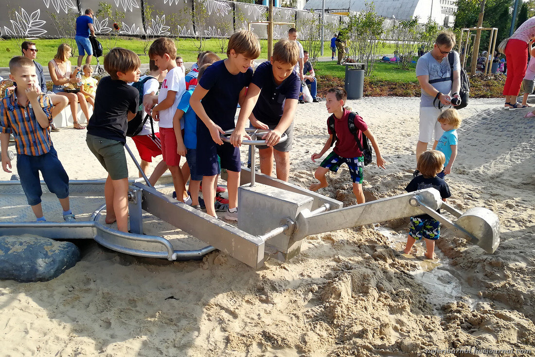 Площадка монструм в парке горького. Площадка monstrum в парке горького. Детский горька на улице. Детский горька на улице. Парк горького песочница.