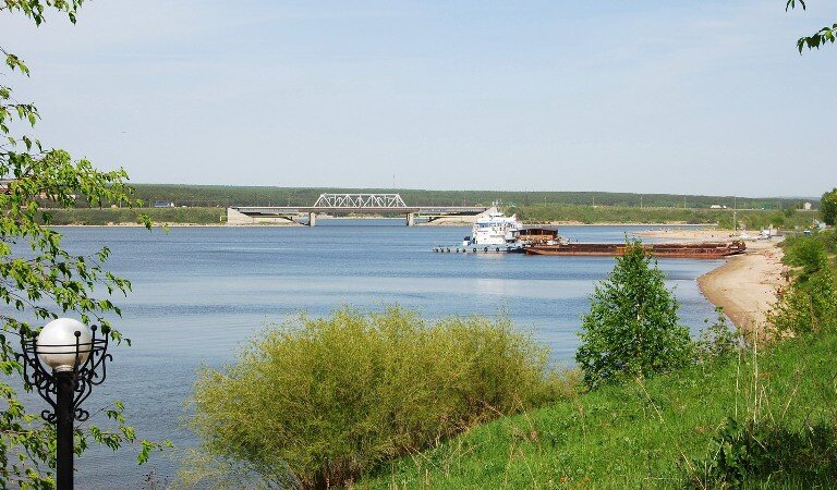 Пляж на бердском заливе с кроватями