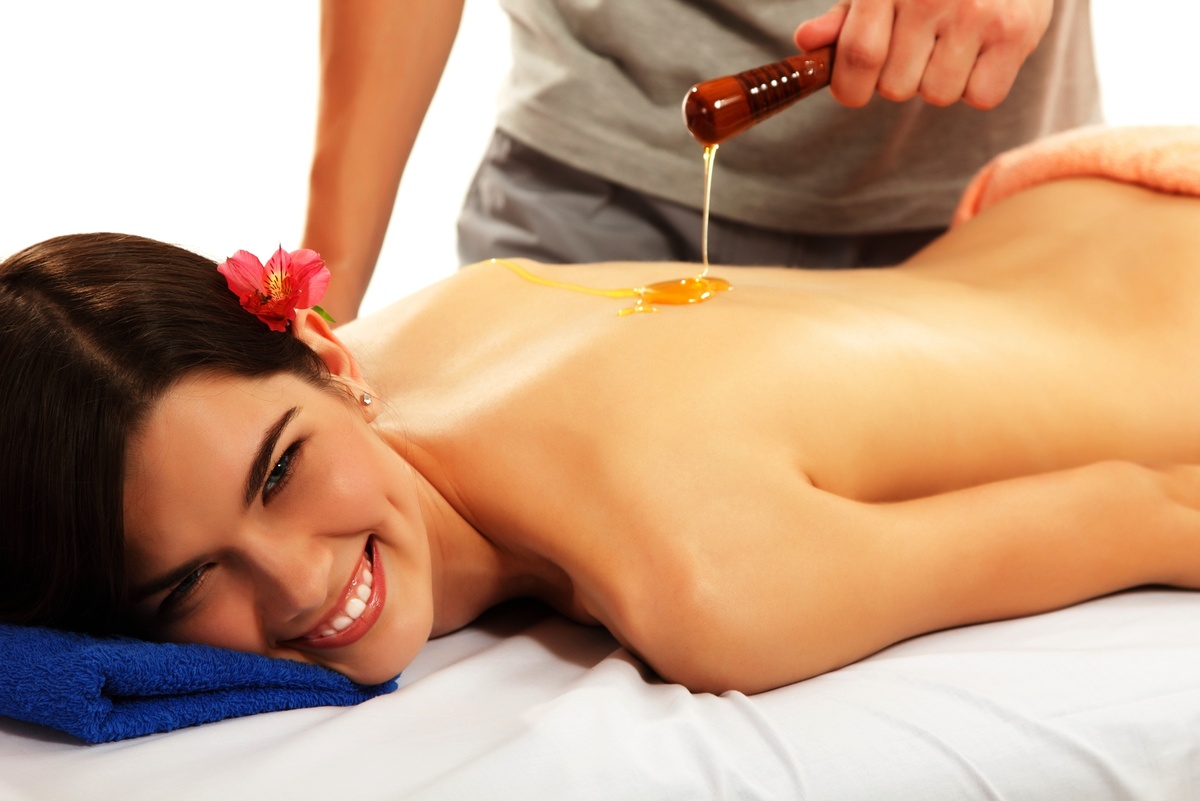 Несколько сеансов медового массажа способны оздоровить уставшее тело