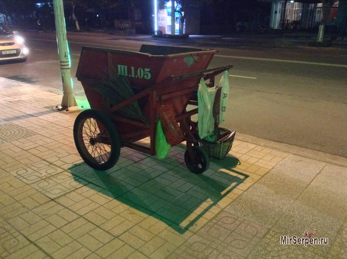 Чистота улиц Вьетнама обеспечивается трудом тысяч людей, которые собирают и увозят мусор в таких тележках