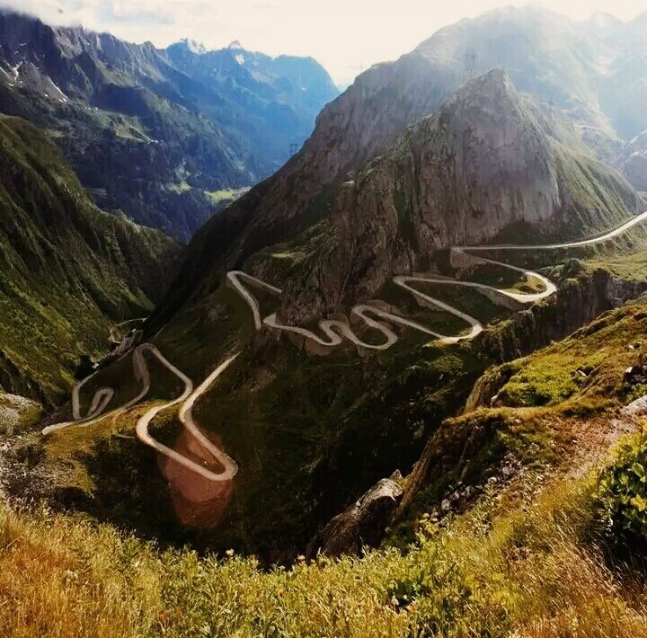   В прошлом году мы тут поднимались вверх, а в этом году спускались и теперь я могу ответственно заявить, что сверху вниз ехать в разы круче!  Шоком было, что даже большие рейсовые автобусы умудряются выписываться в эти крутые повороты!Но главное, спускаясь по этому серпантину (и другим длинным крутым дорогам) не забывайте беречь тормоза! После спуска наши начали очень сильно вонять, пришлось искать место для стоянки и ждать, когда они остынут.