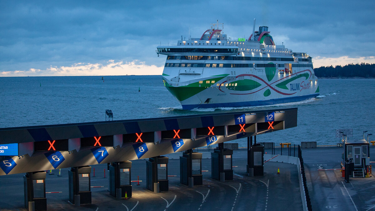 Tallink Megastar подходит к терминалу в Западном порту Хельсинки.