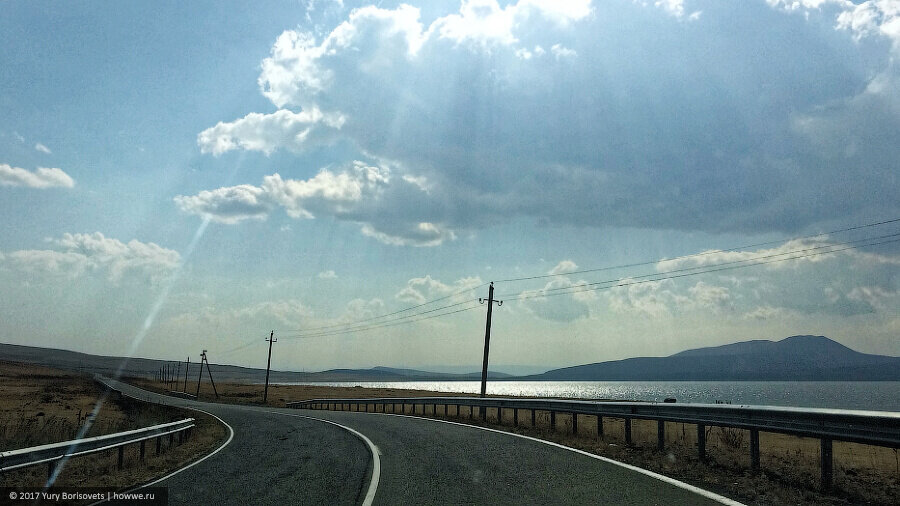 Дорога вдоль озера Цалка