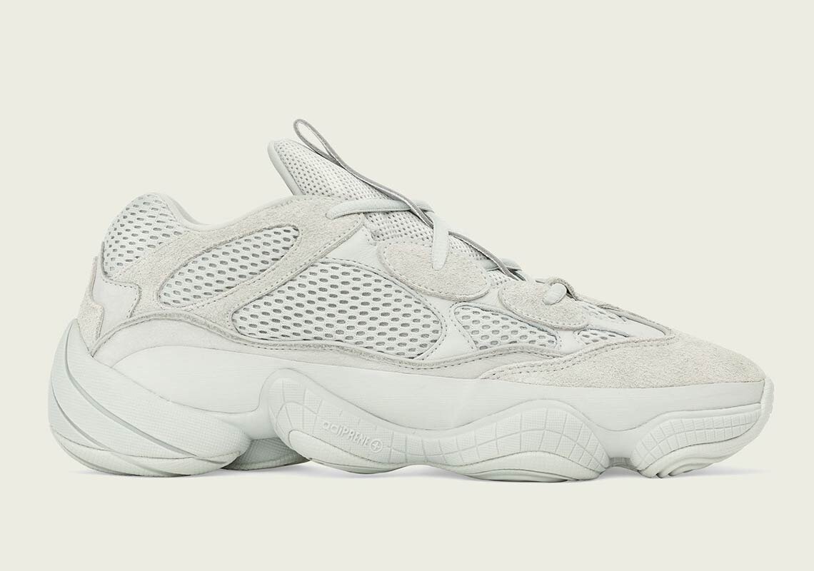  Долгожданные (о предстоящем релизе объявили еще летом) Yeezy 500 в новой расцветке «Salt» успели, что называется, в уходящий поезд — старт продаж начался 30 ноября. Их сероватый оттенок и правда напоминает морскую соль. Кроссовки обойдутся Вам в $200, как и обещал Канье Уэст — сделать свои кроссовки доступными для всех. 