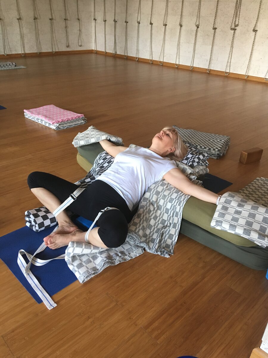 Фото с одного из первых занятий: Супта Баддха Конасана