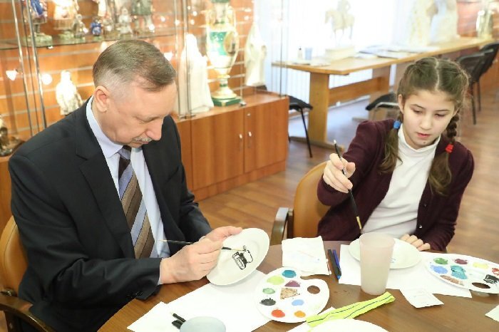 Александр Беглов рисует танк. Фото "Ротонда" 