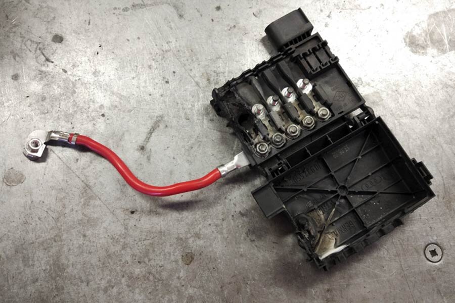 Этой машине повезло, владелец вовремя снял клемму АКБ при первом признаке пожара...