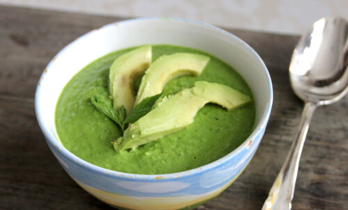 2. Суп-пюре с куриной грудкой и авокадо. Вам понадобятся: авокадо (2-3 шт.), куриная грудка  (150-200 грамм), болгарский перец (1-2 шт.), лук (1шт.), лимонный сок  (3-4 ст. ложки), кинза, соль, специи – по желанию. Приготовление: в  кастрюлю с водой кладем мелко порезанную куриную грудку и овощи,  добавляем лимонный сок (можно добавить в конце приготовления), доводим  до готовности, измельчаем при помощи блендера. Готовый супчик  приправляем специями и украшаем кинзой.