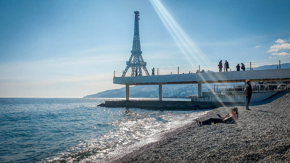 Погода в ялте по часам сегодня. Ялта климат. Фото ноябрь на море в Ялте. Крымские чебуреки Ялта набережная имени. Погода в Ялте.