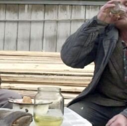 У меня был однажды в жизни уникальный случай, о котором и хочу рассказать. Давно, ещё в советское время, работал я кочегаром в одном совхозе, в районном центре. Отапливали мы зимой дома совхоза, что были неподалёку от кочегарки. Работа у кочегаров имела такой распорядок. По два человека заступали на дежурство с 8 утра на целые сутки. Потом заступала на дежурство другая смена. Три пары кочегаров – на трое суток. Получалось, мы и работали, и отдыхать успевали. 