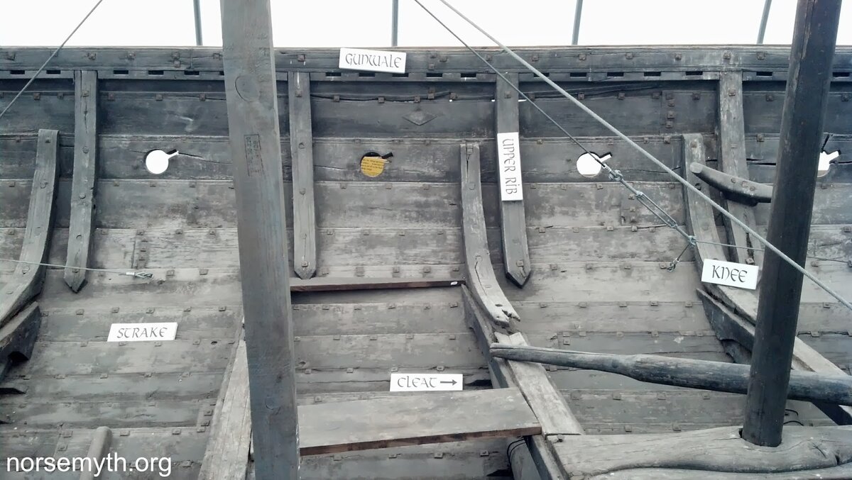 Круглые отверстия в бортах проделаны специально для вёсел