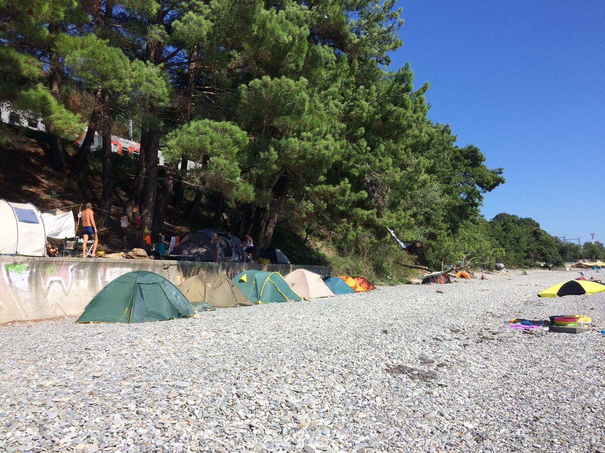 Автокемпинг аше. Кемпинг черное море краснодарский край. Автокемпинг берег сочи. Кемпинг скала кабардинка. Пляж крылья балтики в адлере.