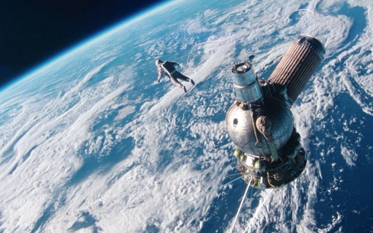 кадр из фильма время первых. по нему мы можем увидеть как выглядел  корабль восток-2 