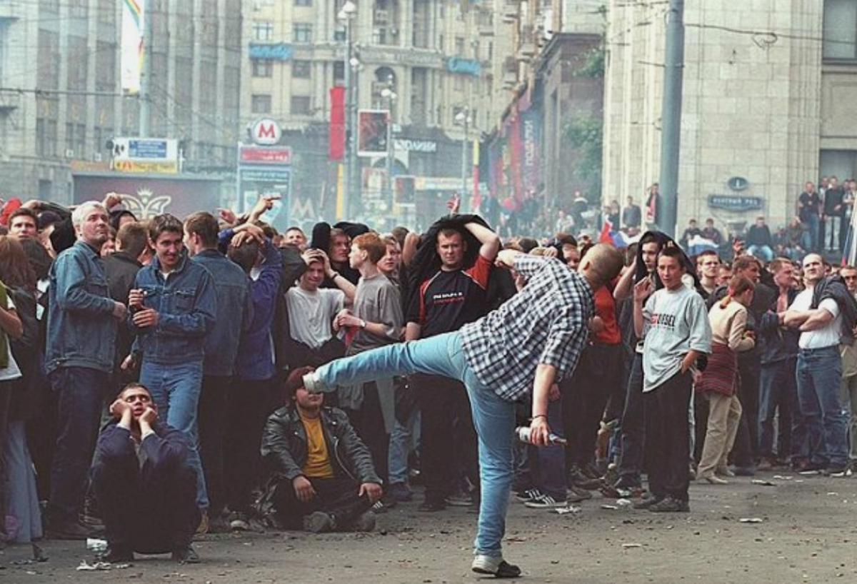 Москва после поражения. Манежка Россия Япония 2002. Беспорядки на Манежной площади 2002.