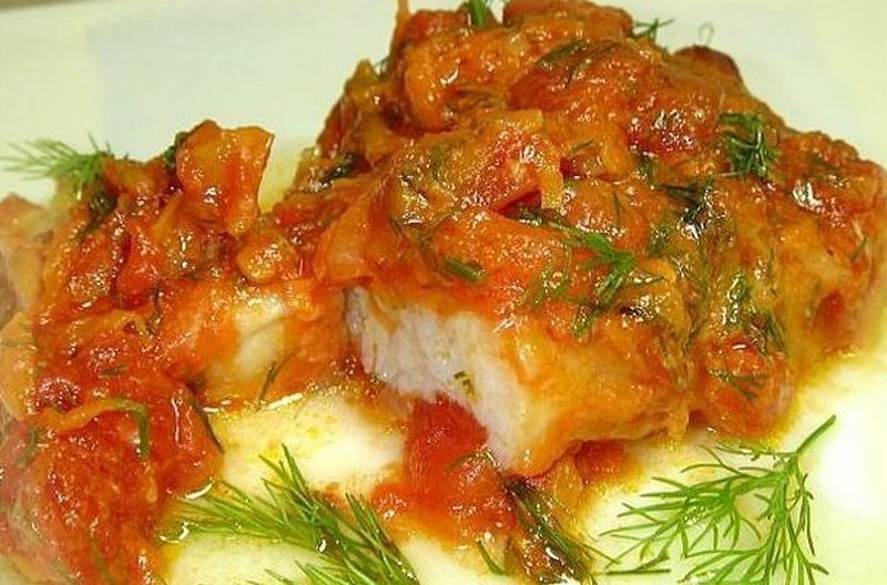 Назвав это блюдо «студенческим», я отдала дань Мишке-Одессе, который не уставал нас кормить в университете этим любимым блюдом, очень популярным в его родном городе. Блюдо настолько простое, что с его приготовлением справится любой холостяк. Да что там холостяк – ребёнок! Поэтому я смело рекомендую его всем, кто только осваивает азы кулинарии и любит рыбу.