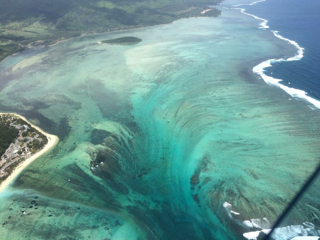 Подводный водопад на маврикии фото