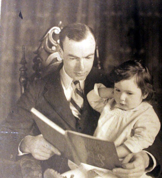 Барбара в раннем детстве с отцом. Источник фото: farksolia.org