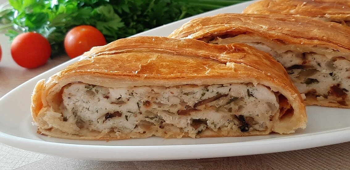 Мясной рулет в слоеном тесте