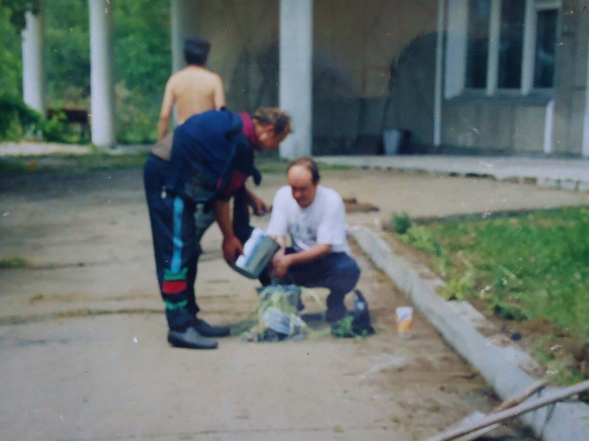 в Доме Творчества Байкал - поливаем водой руки. Трассу водоснабжения ещё не сделали.