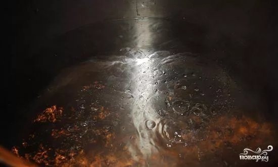 Далее следует взять большую кастрюлю и наполовину заполнить ее водой. Хотя все зависит от того сколько початков Вы будете готовить. Главное, чтобы вода ПОЛНОСТЬЮ покрывала кукурузу. Воду поставить на огонь и довести до кипения.