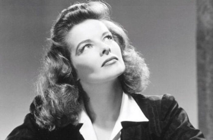 

Самая «оскароносная» актриса Голливуда Кэтрин Хепберн (Katharine Hepburn). | Фото: cdn1.lockerdome.com.
Кэтрин Хепберн называют величайшей звездой ХХ века. Эта актриса была удостоена премии Оскар рекордное количество раз – четырежды. Икона стиля, интеллектуалка с прогрессивными взглядами и собственным мнением – эта женщина не должна была вписаться в безжалостный мир фабрики грез, но она стала самой выдающейся актрисой за всю историю Голливуда.