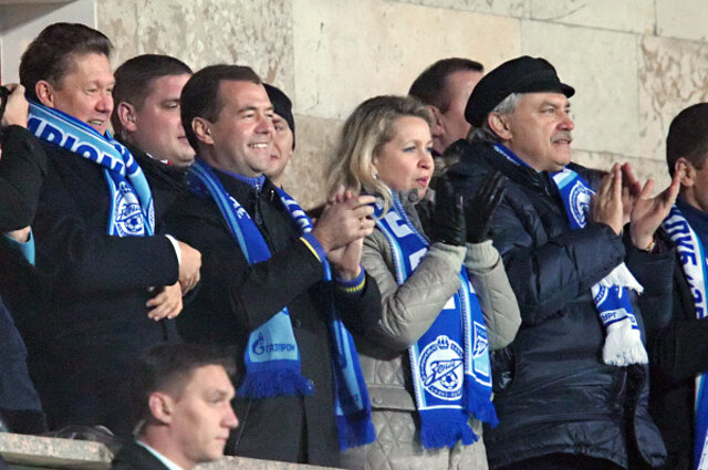 В 2013 году наблюдатели УЕФА выявили, что в течение предыдущих двух сезонов клуб регулярно получал крупные суммы от "Газпрома". "В сезоне 2011/2012 это было около 110 млн евро, в следующем сезоне - 135 млн евро. При этом дефицит бюджета составил в итоге 90 млн евро. Допустимой была максимум половина этой суммы"