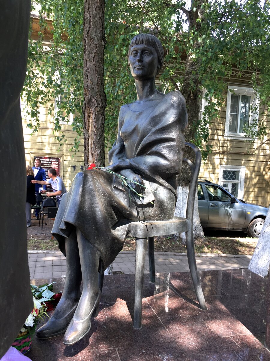 Бежецк. Памятник А.Ахматовой