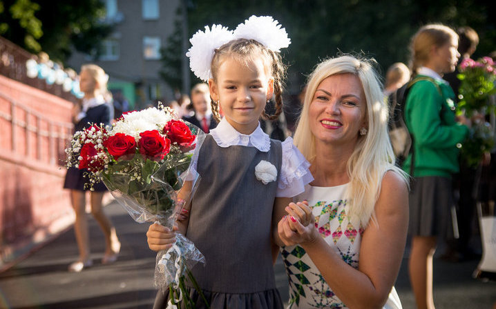 Дочка в школе. Мама первоклассника. Первоклашки с родителями. Первоклассница с мамой. Мамы ведут детей в школу 1 сентября.