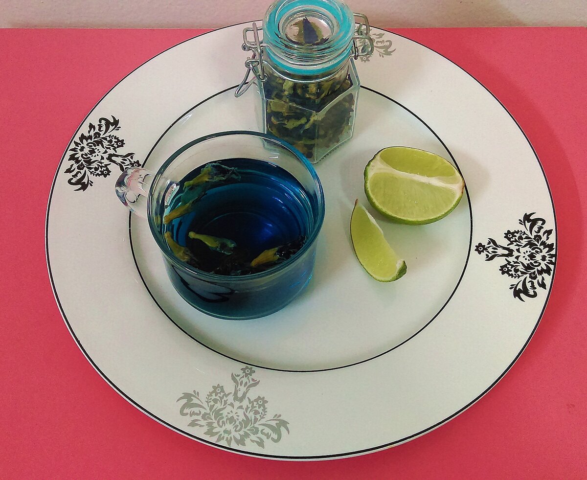 Вот такой интересный цвет этого чая