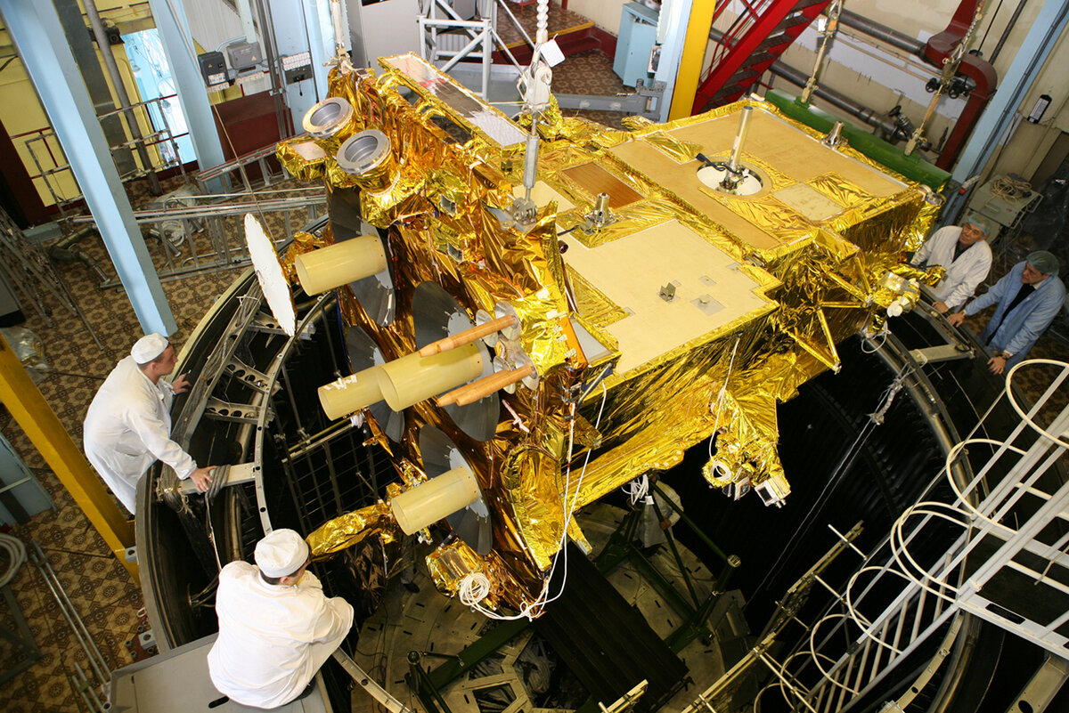 производство вакцин. испытания космических аппаратов. спутник исс решетнева. оао исс железногорск красноярский край. завод по производству спутников.