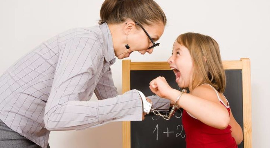 Кажется я сошла с ума! Сын отличник, должен пойти в 6-й класс , дочь умница, закончила 3-й. У меня даже нет представления, что делать и как я буду их образовывать. Знаю точно одно, 1 сентября они в школу не пойдут. Переходим на Семейное Образование. Хочу, что бы дети забыли про понедельники и пятницы! Хочу что бы жили каждый день одинаково и не делили неделю на дни рабочие и выходные. Хочу что бы занимались чем-то интересным и полезным, а не писали синквейны (я до сих пор не могу понять, что это нафиг такое!) и дурацкие сообщения на тему «Кто нас защищает»..! Хочу что бы научились искать информацию в интернете, анализировать ее и думать, кумекать, фильтровать, делать свои выводы. Что бы перестали повторять устаревшие глупости типа: « Пирамиды это гробницы фараонов...» да в них ни одной муми не нашли, какие нафиг гробницы!!? Хочу многого, но как им все это дать.. 😕 Мозг взрывается. Столько инфы перелопатила, а четкого плана все нет. Даже нет радужной фантазии, что они сами начнут учиться и образовываться. Скорее всего балду будут гонять, а мне придется впихивать в них математику, географию....., что бы они сдали атестацию в конце года🤪. Конечно будут учебники какие-то и наверно я даже учебный план как-то создам... или репетиторов найму. Хотя репетиторы это мои «влажные фантазии» , на них финансов нету 😔 Короче, держите за меня кулачки, через месяц ныряем! Если есть ценные идеи, пишите! Они мне пригодятся точно! Особенно если платить за них не нужно)) С меня отчет о плавании и куда пригребли в результате 😃 
