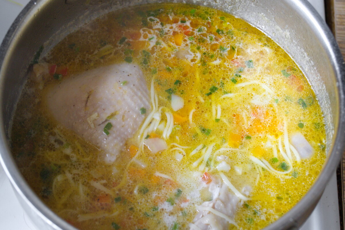Суп с лапшой роллтон. Роллтон куриный суп. Роллтон лапша для супа. Куриный суп с лапшой Роллтон. Лапша Роллтон для супа яичная.