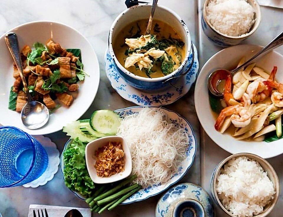 Подача блюд может производиться в удивительной аутентичной посуде - горшочках, котелках, мини-сковородках