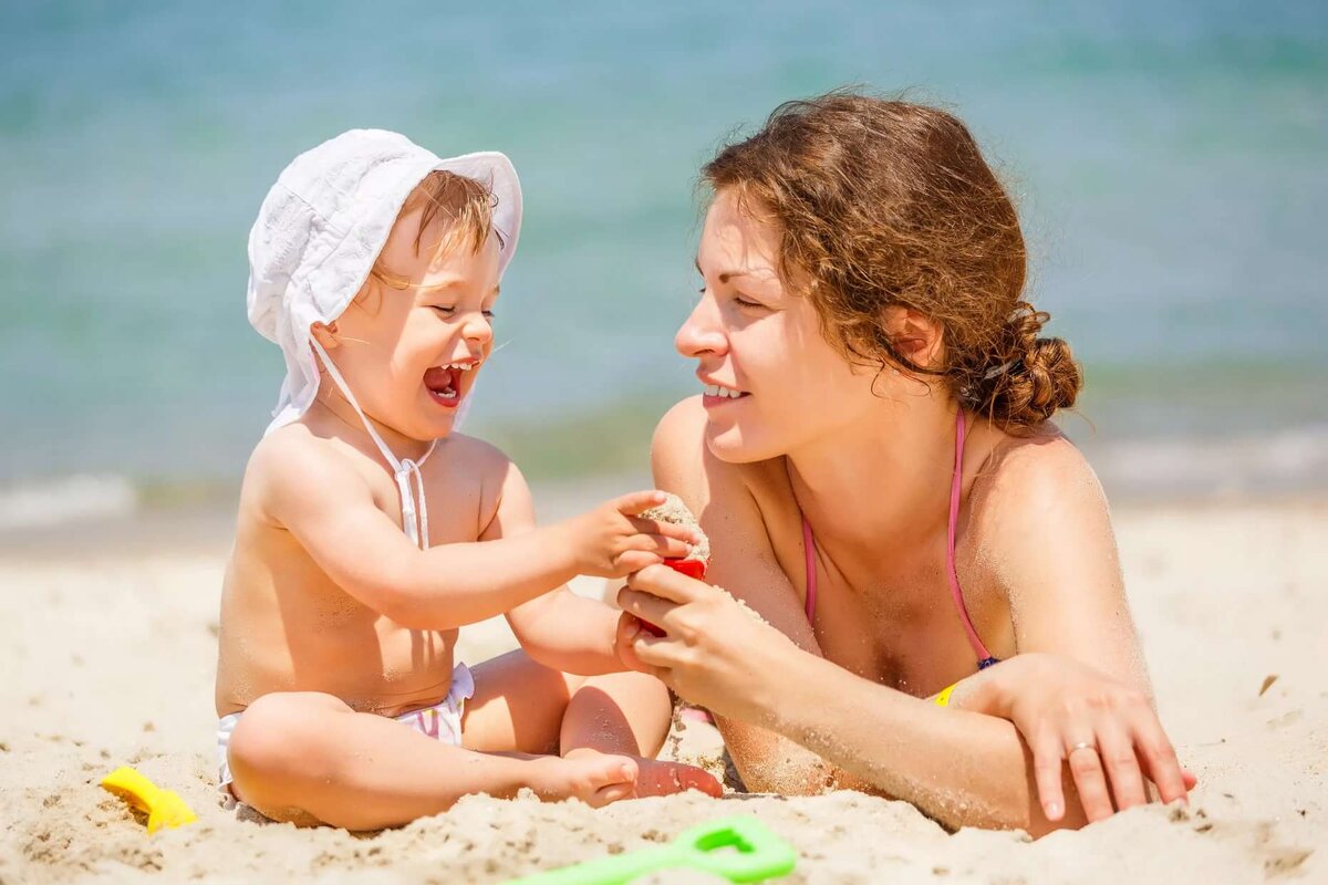 Мать и ребенок на пляже