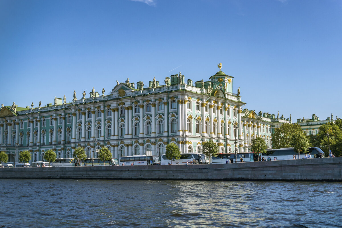 Петербург зимний дворец метро. Зимний дворец. Эрмитаж Санкт-Петербург вид с Невы. Зимний дворец Санкт-Петербург вид с Невы. Зимний дворец желтого цвета.