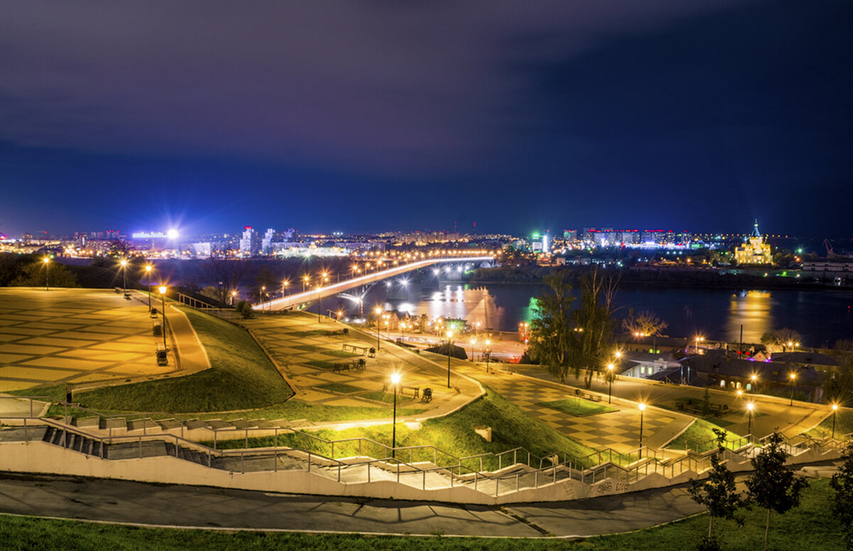 Время в нижнем новгороде. Улица Федоровского Нижний Новгород. Ночной Нижний Новгород с Федоровского. Ночная набережная Федоровского Нижний Новгород. Набережная Федоровского Нижний Новгород ночью.