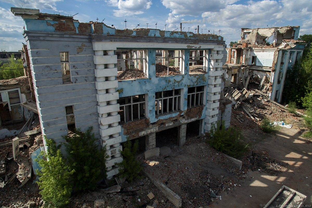 Компания разрушай. Алтайский тракторный завод Рубцовск. Рубцовск Алтайский тракторный завод сейчас. АТЗ Алтайский тракторный завод. Руцвсктй тракторный завод руины.