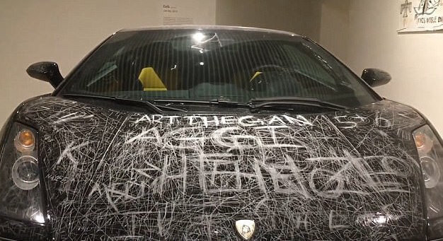 Посетителям музея разрешили расцарапать дорогой супер кар.