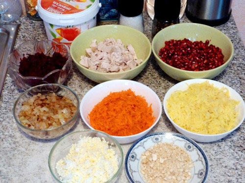 Салат «Гранатовый браслет» со свеклой и курицей