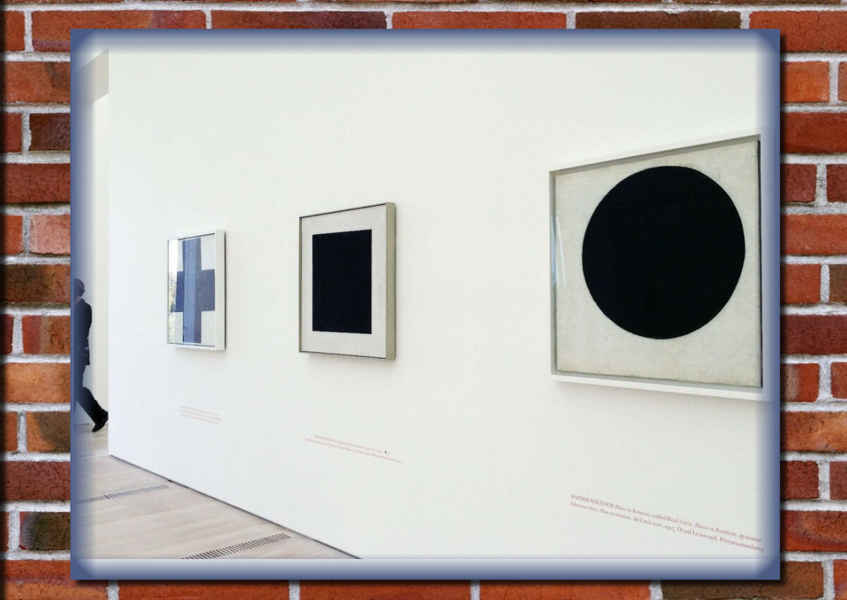 Черный квадрат является частью триптиха, куда также входят круг и крест.