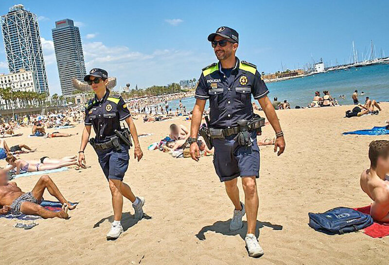 Полицейские на пляже Барселоны. Источник: newsforkids.net