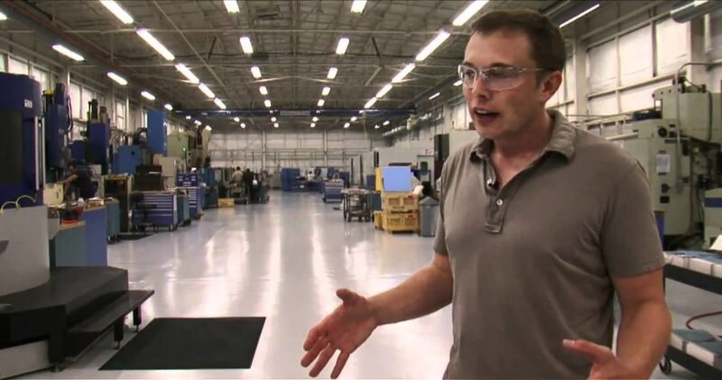 Миллиардер не расслабляется в шикарной вилле с видом на море, а работает от 80 до 100 часов в неделю. Он не привык сидеть сложа руки и требует активности от всех работников своих проектов. Иногда у Илона даже не хватает времени, чтобы нормально пообедать, поэтому он часто довольствуется лишь завтраком и перекусами.