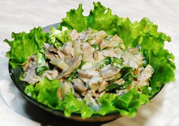 Низкокалорийный салат с курицей и грибами