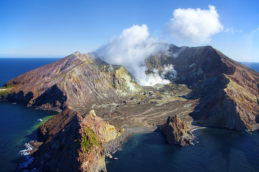 Volcano island. Вулкан Уайт-Айленд. Остров Уайт новая Зеландия. Вулкан белый остров новая Зеландия. Вулканический остров Уайт-Айленд.