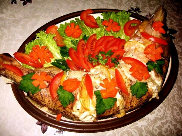 Многие любят фаршированную рыбку, но не нравится  процесс снятия с нее кожи.  Повара Свято-Данилова монастыря предлагают фаршировать щуку по отдельным кусочкам, так будет проще и быстрее
И секрет от поваров
Святейший Патриарх любит, чтобы в к молотому щучьему фаршу, кроме указанных в рецепте ингредиентов, монастырские повара добавляли: 
• хорошо промолотый фарш из сырой курятины — 100 г 
• сырое яйцо — 1 шт.
Давайте и мы себя побалуем вкусным и питательным блюдом!